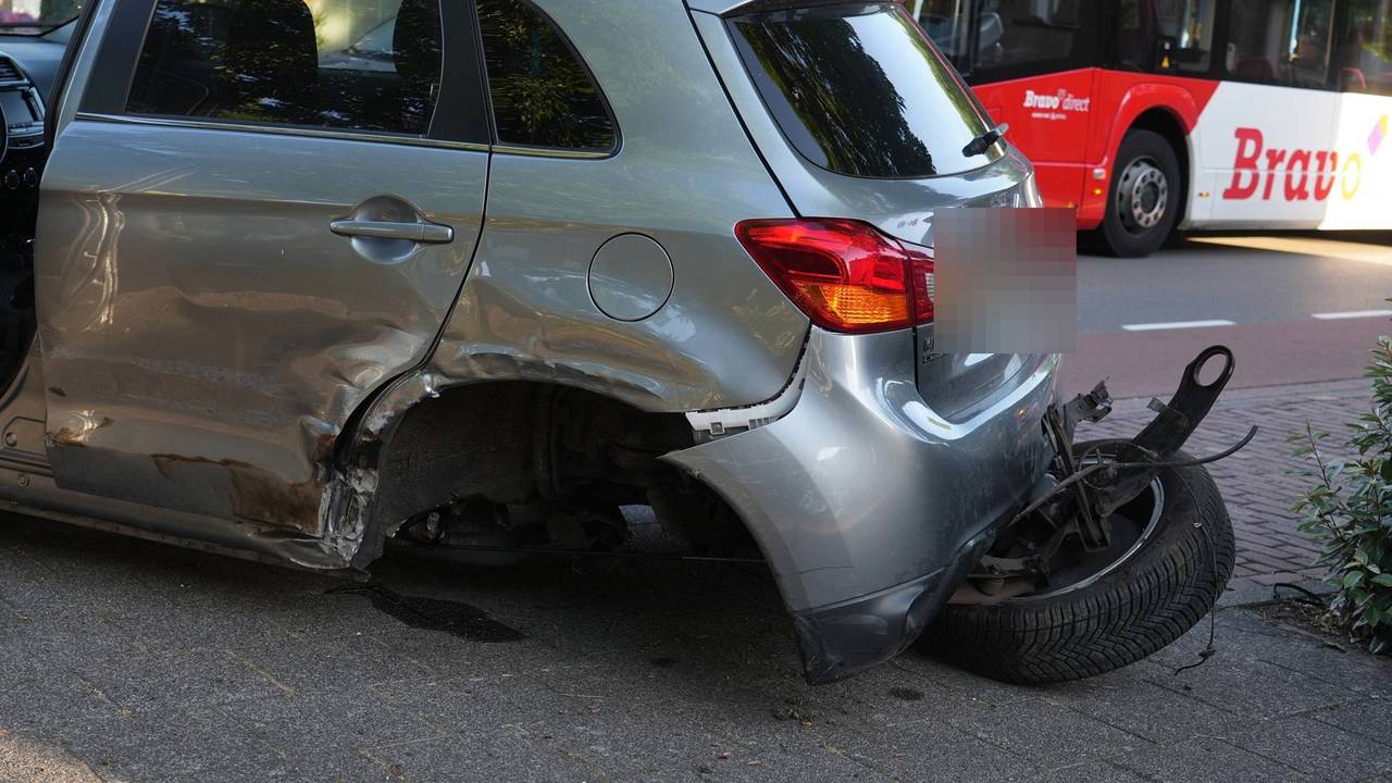 Het achterwiel van de derde auto is bij het ongeluk afgebroken (foto: Jeroen Stuve/Persbureau Heitink).