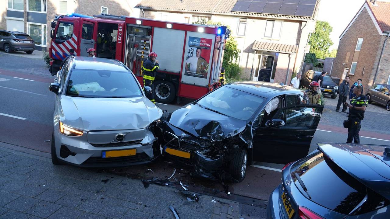 Flinke ravage na botsing in Dongen: drie auto's beschadigd, vrouw gewond