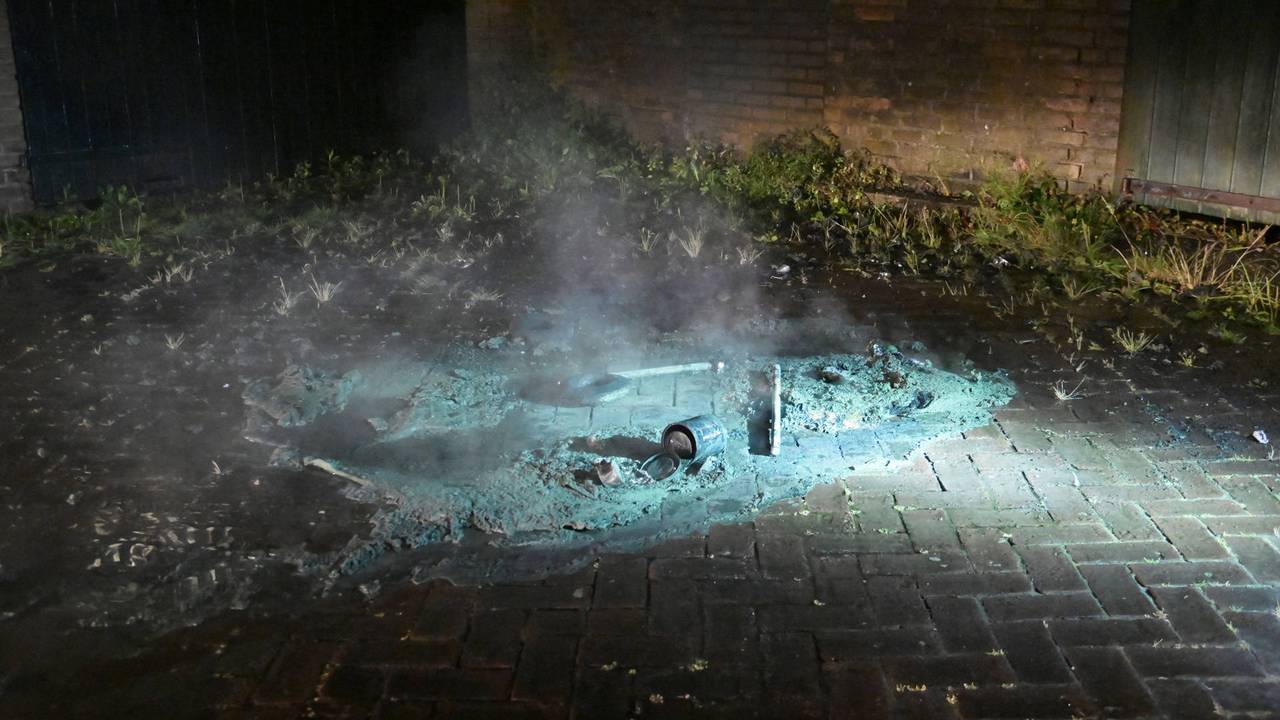 Brand verwoest rolcontainer in Breda, brandweer voorkomt dat vuur overslaat