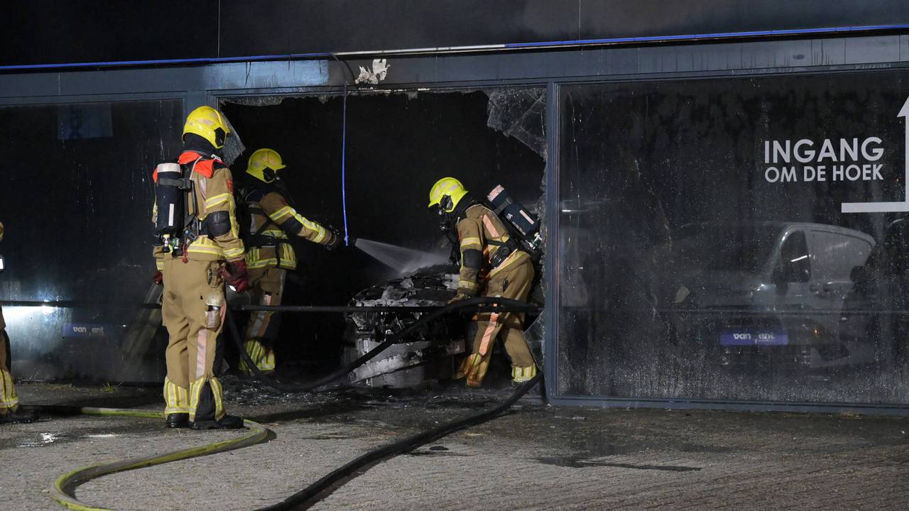 Brand bij autobedrijf in Etten-Leur, auto vat vlam