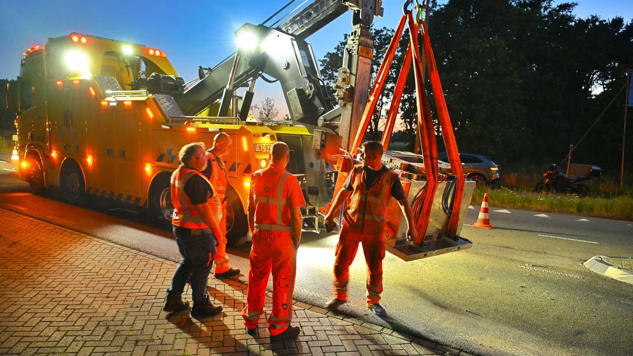 Vrachtwagen verliest zware lading in Bergeijk, weg lange tijd dicht