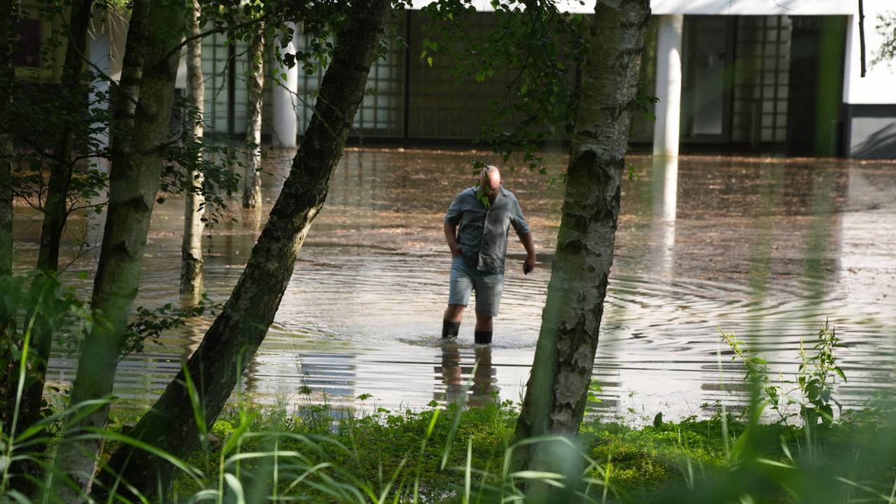 Straat staat blank door overstroming in Waalwijk