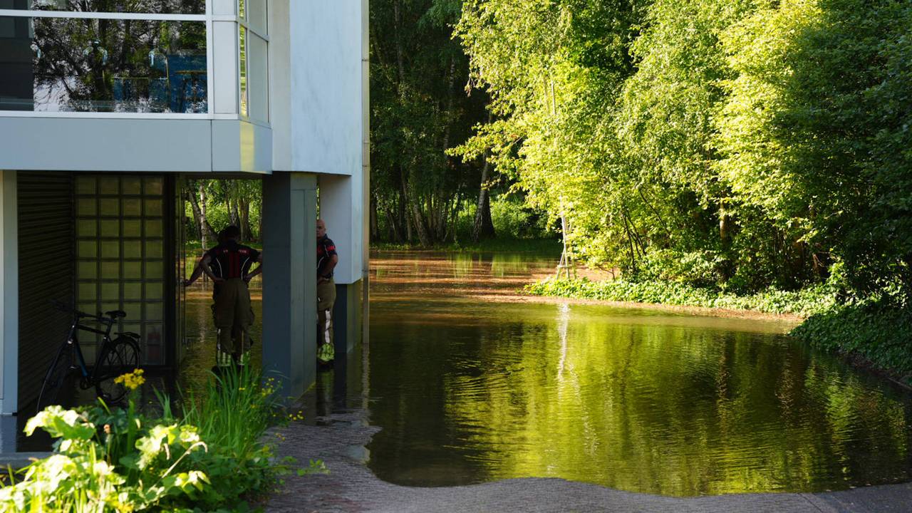 Het is onduidelijk of het water het bedrijf is binnengestroomd (foto: Erik Haverhals/Persbureau Heitink).