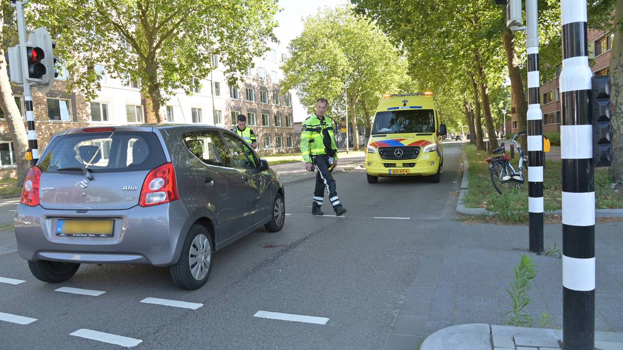 Fietser gewond na aanrijding met auto op kruising in Breda
