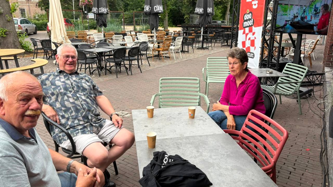 Lia zat al voor zevenen op het terras bij Gij en Ik.