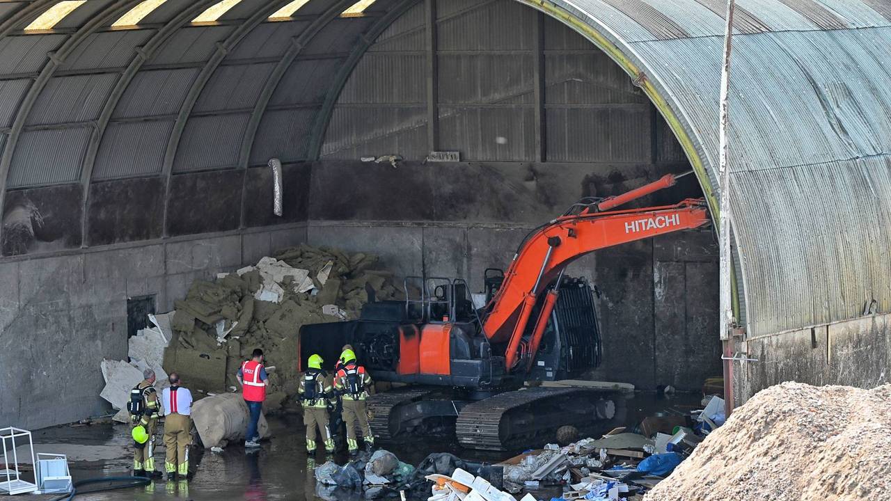 Graafmachine in brand aan de Sprendlingenstraat in Oisterwijk (foto: Toby de Kort/Persbureau Heitink).