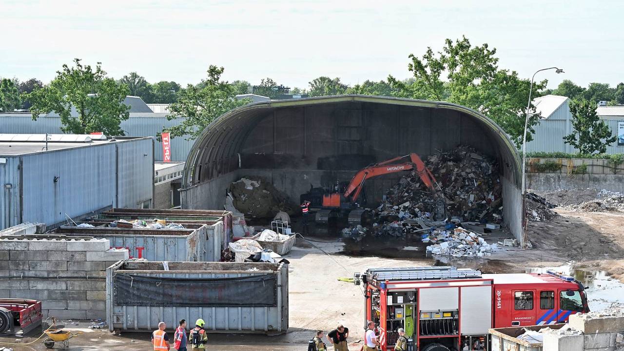 Graafmachine in brand aan de Sprendlingenstraat in Oisterwijk (foto: Toby de Kort/Persbureau Heitink).