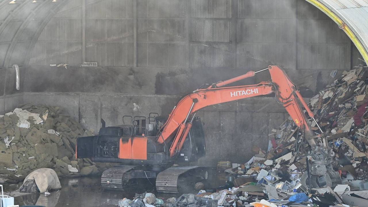 Graafmachine in brand aan de Sprendlingenstraat in Oisterwijk (foto: Toby de Kort/Persbureau Heitink).