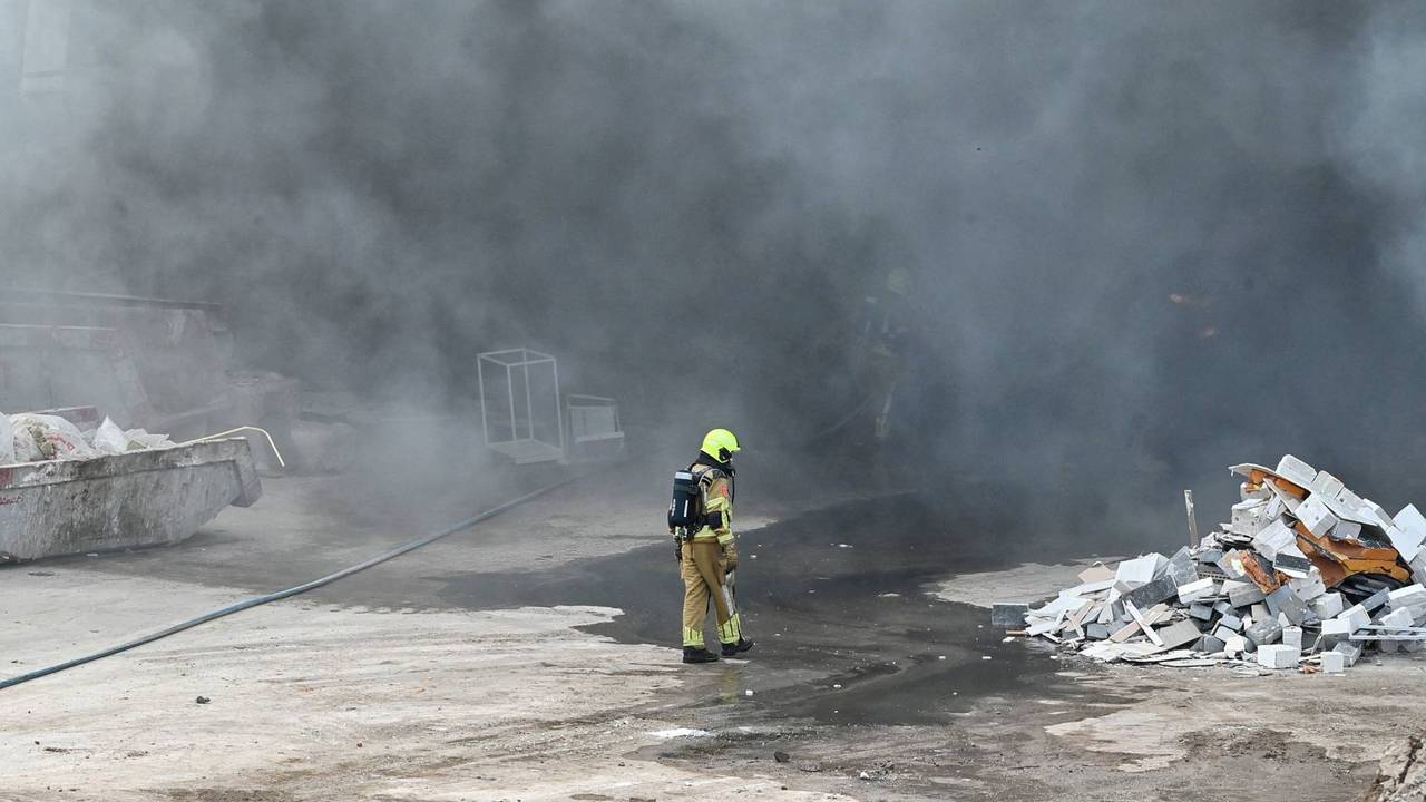Graafmachine in brand aan de Sprendlingenstraat in Oisterwijk (foto: Toby de Kort/Persbureau Heitink).
