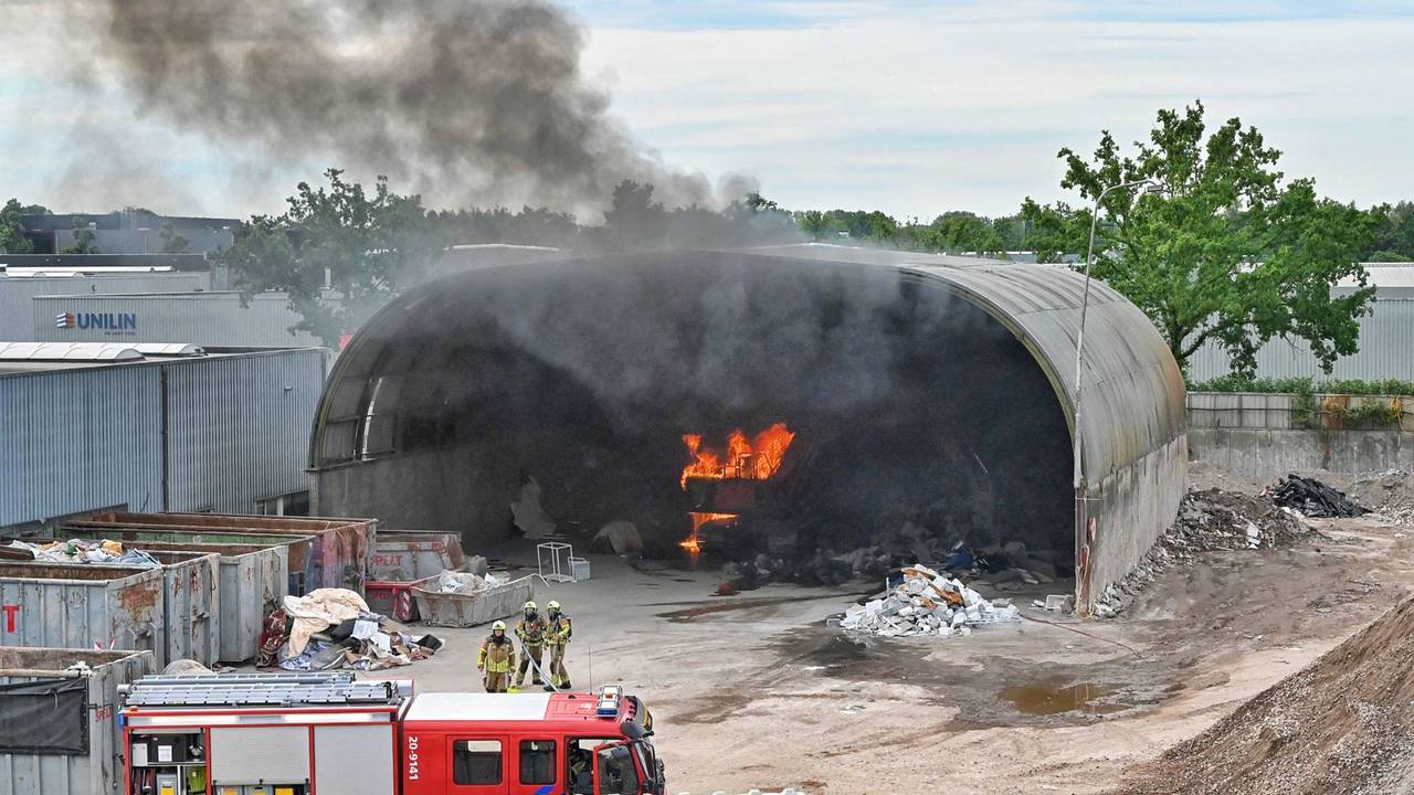 Graafmachine in brand aan de Sprendlingenstraat in Oisterwijk (foto: Toby de Kort/Persbureau Heitink).
