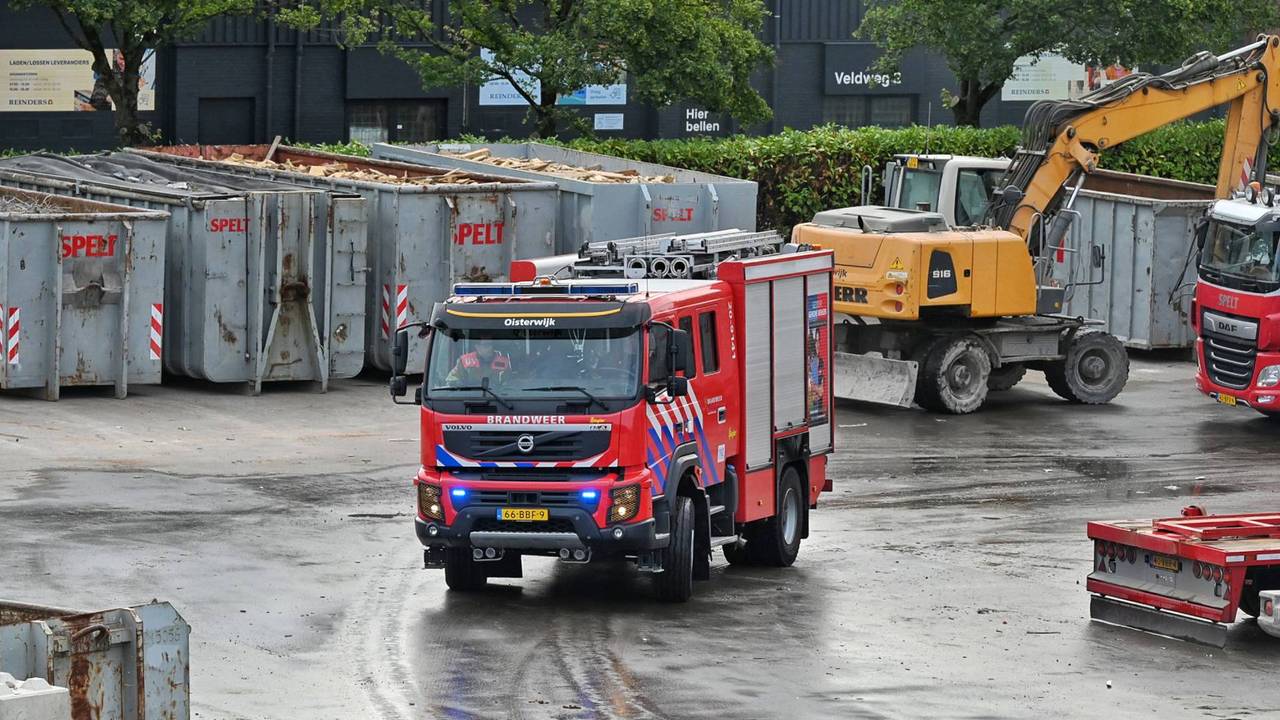Graafmachine in brand aan de Sprendlingenstraat in Oisterwijk (foto: Toby de Kort/Persbureau Heitink).