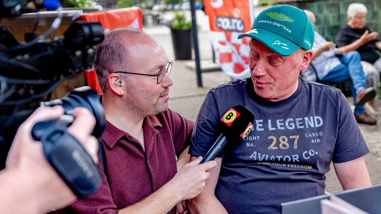 Mensen op het terras in Gemert (foto: EYE4IMAGES - Marcel van Dorst).