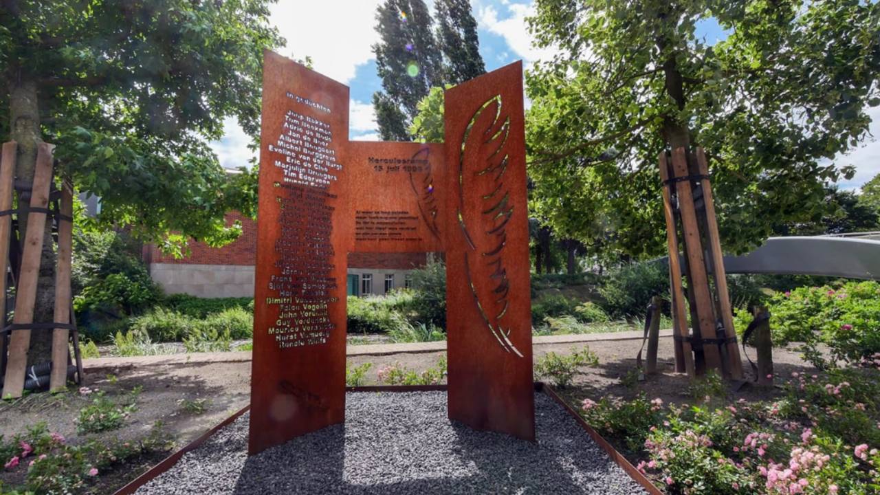 Het Hercules-monument bij het stadhuis (foto: gemeente Eindhoven).
