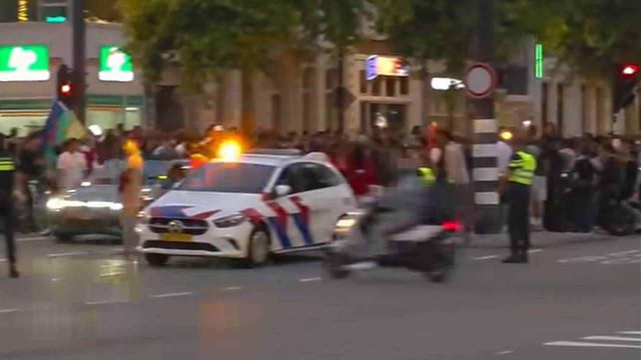 Scooterrijder rijdt tegen auto in Tilburg.