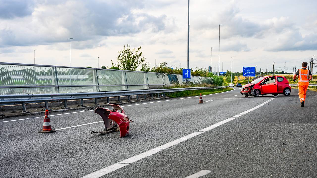 Auto vliegt uit de bocht en knalt tegen vangrail, verbindingsweg dicht
