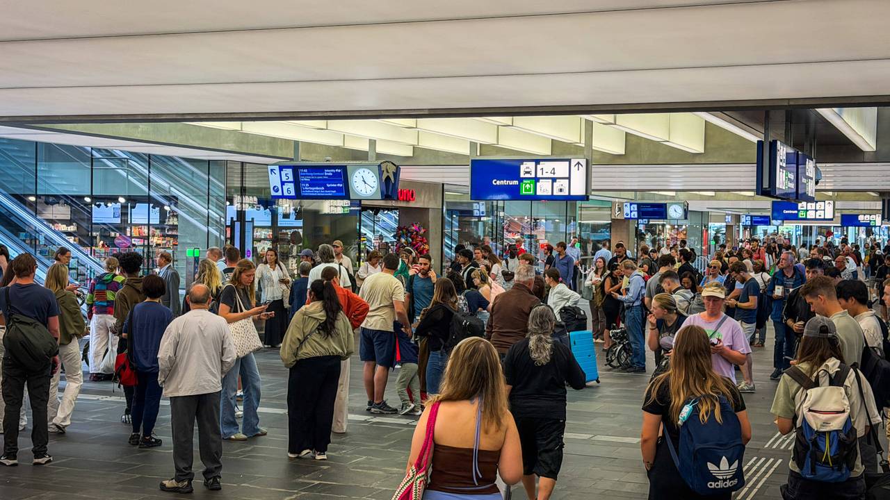 Geen treinen rond Eindhoven: aanrijding bij perron, station deels dicht