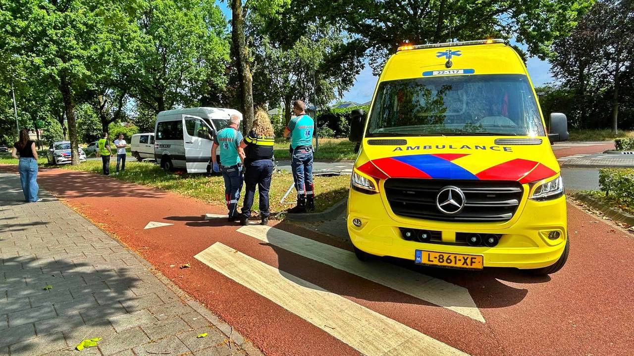 Het busje botste op een paal en tegen een boom (foto: Rico Vogels/Persbureau Heitink).
