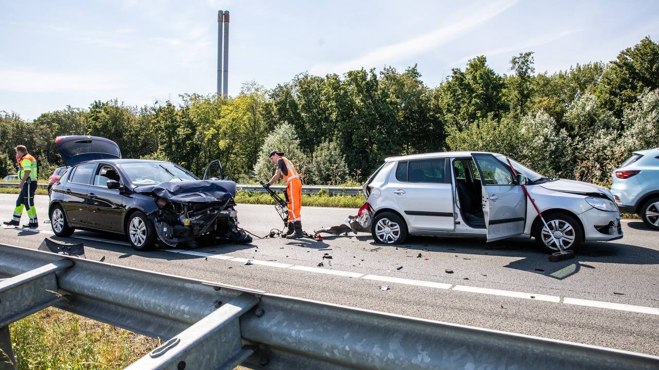 Drie auto's botsen op A17 bij Roosendaal, bestuurster raakt gewond