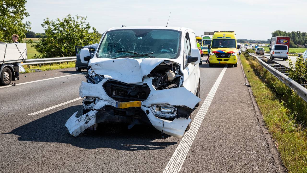 Ernstig ongeluk op A58 Roosendaal (foto: Christiaan Traets / Persbureau Heitink).