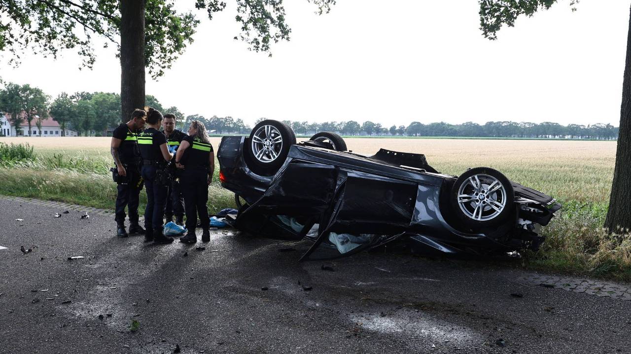 Bestuurder botst op drie bomen en belandt op kop in Wilbertoord