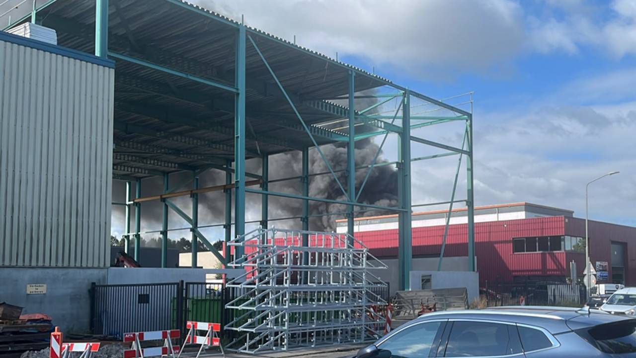 De brand woedde op een industrieterrein in Made (foto: Veiligheidsregio Midden- en West-Brabant).