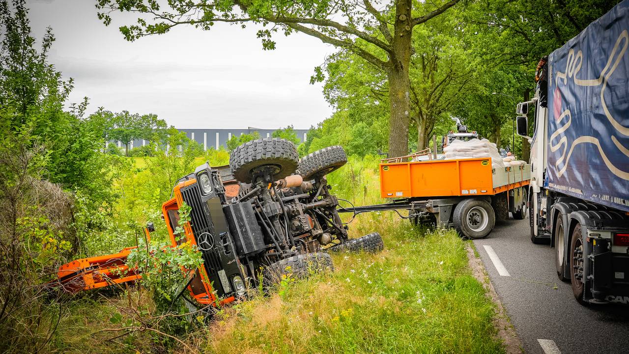 Een kleine vrachtauto belandde in een sloot in Volkel, omdat een vrachtwagen op de verkeerde weghelft reed (foto: Lucas Lammers/Persbureau Heitink).