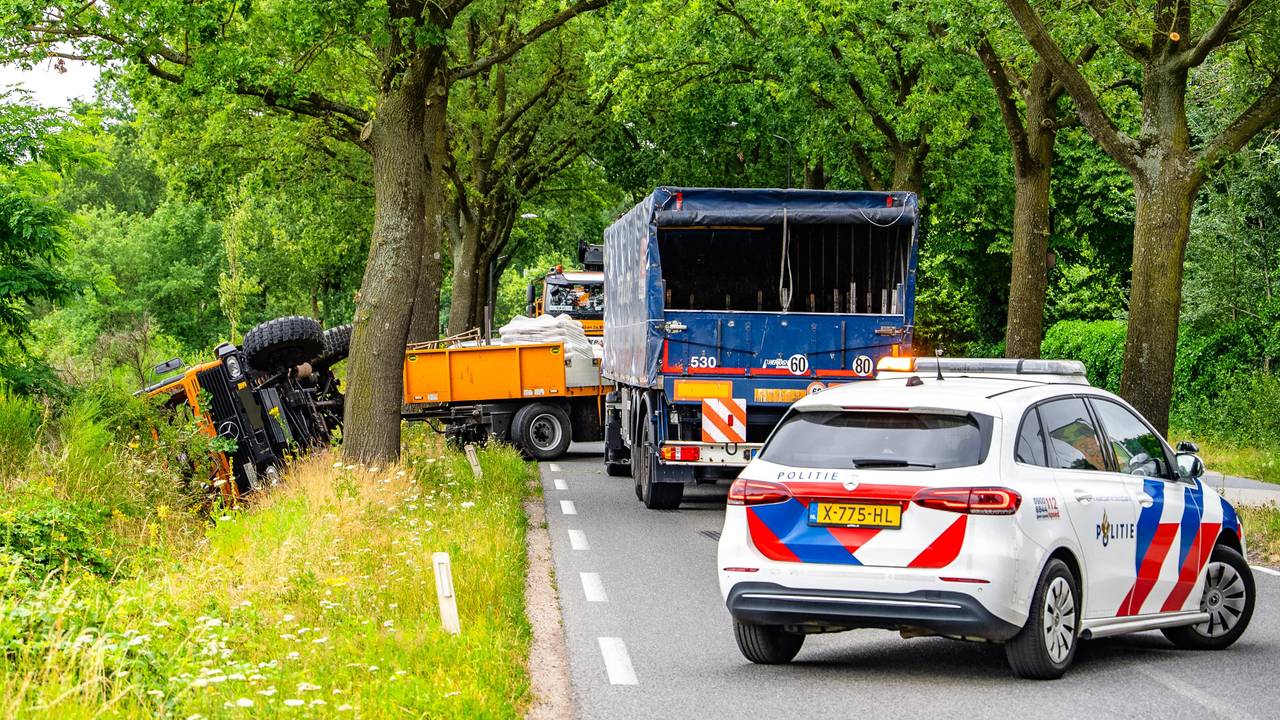 Een kleine vrachtauto belandde op zijn kant in een sloot in Volkel (foto: Lucas Lammers/Persbureau Heitink).