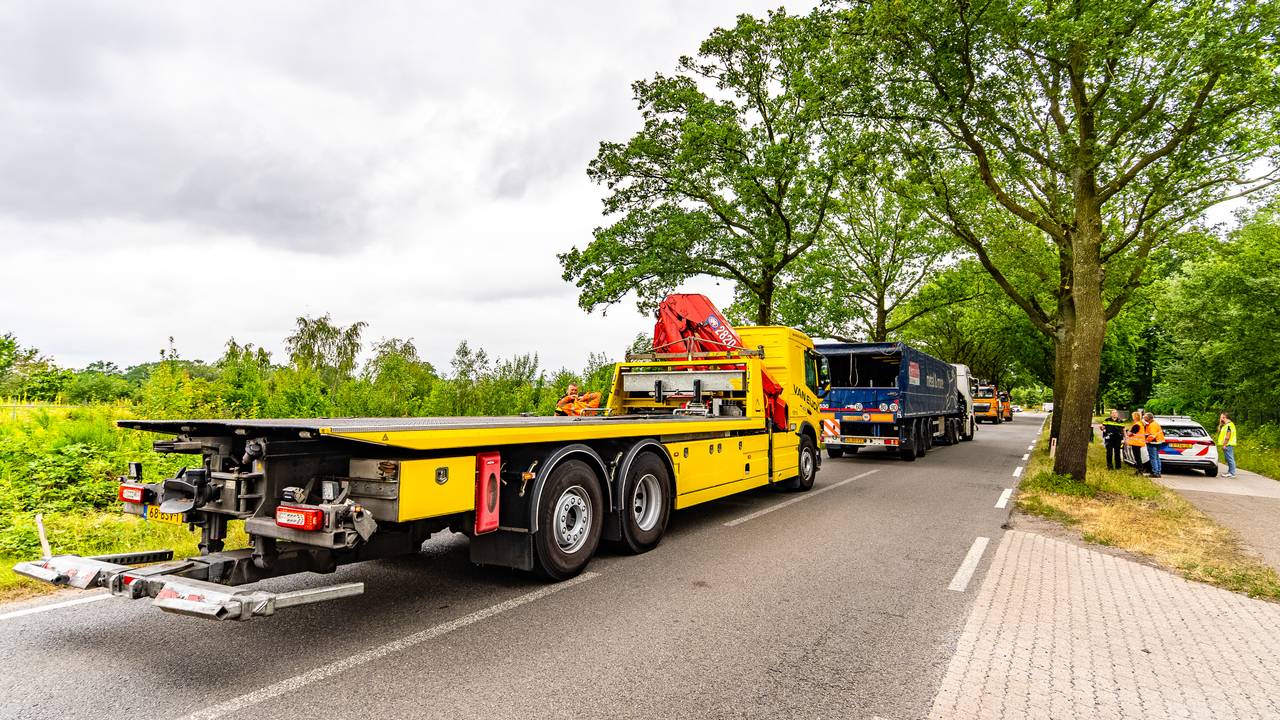 Een kleine vrachtauto belandde op zijn kant in een sloot in Volkel (foto: Lucas Lammers/Persbureau Heitink).