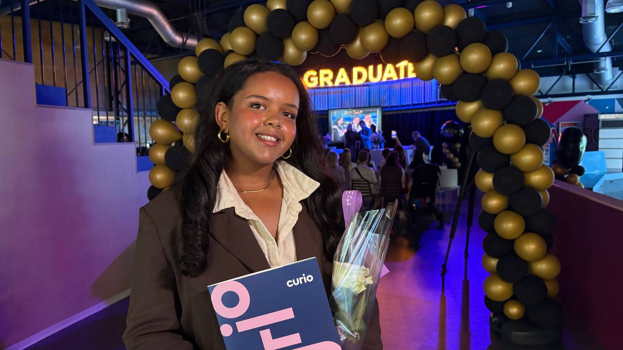 Deborah met haar diploma na de uitreiking (foto: Ruud Ritzen).