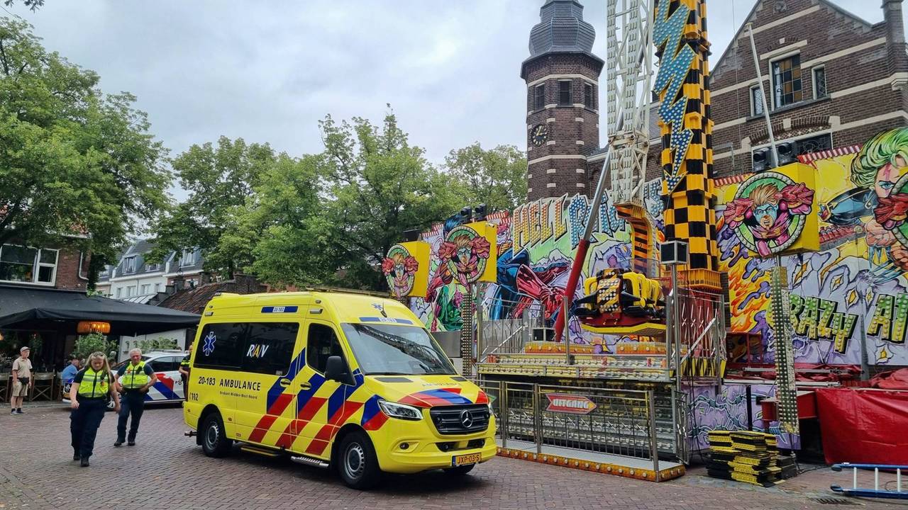 Man gewond tijdens opbouw kermisattractie in Oisterwijk (foto: Persbureau Heitink).