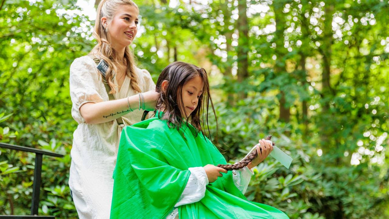 Meisje laat haar knippen midden in het Sprookjesbos van de Efteling