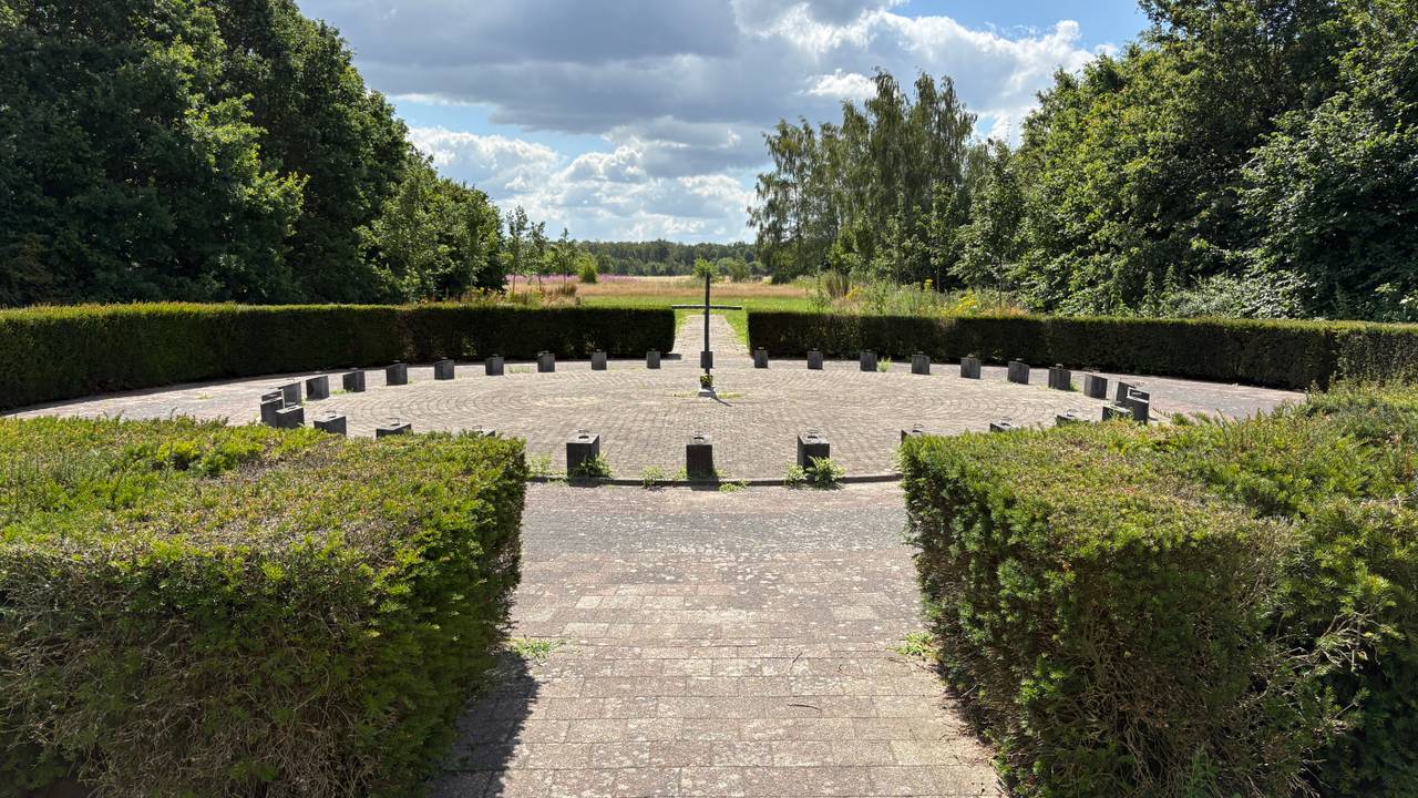 Het monument voor de Herculesramp op Vliegbasis Eindhoven (foto: Rogier van Son). 