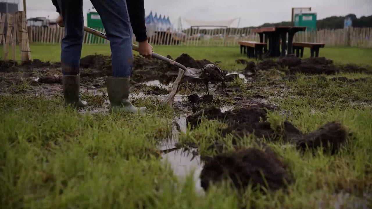 Met man en macht werd geprobeerd het vele water weg te krijgen. 