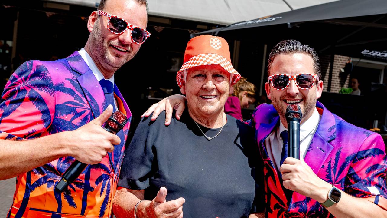 Duo Gruijtmuntend met een bezoeker van de muziekbingo.