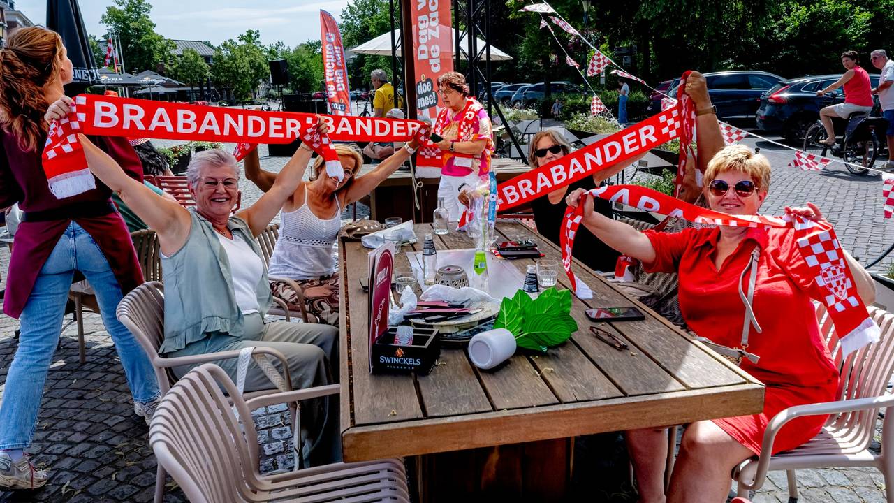 De 'Brabander'-sjaaltjes zijn goed vertegenwoordigd op het Gemertse Ridderplein.
