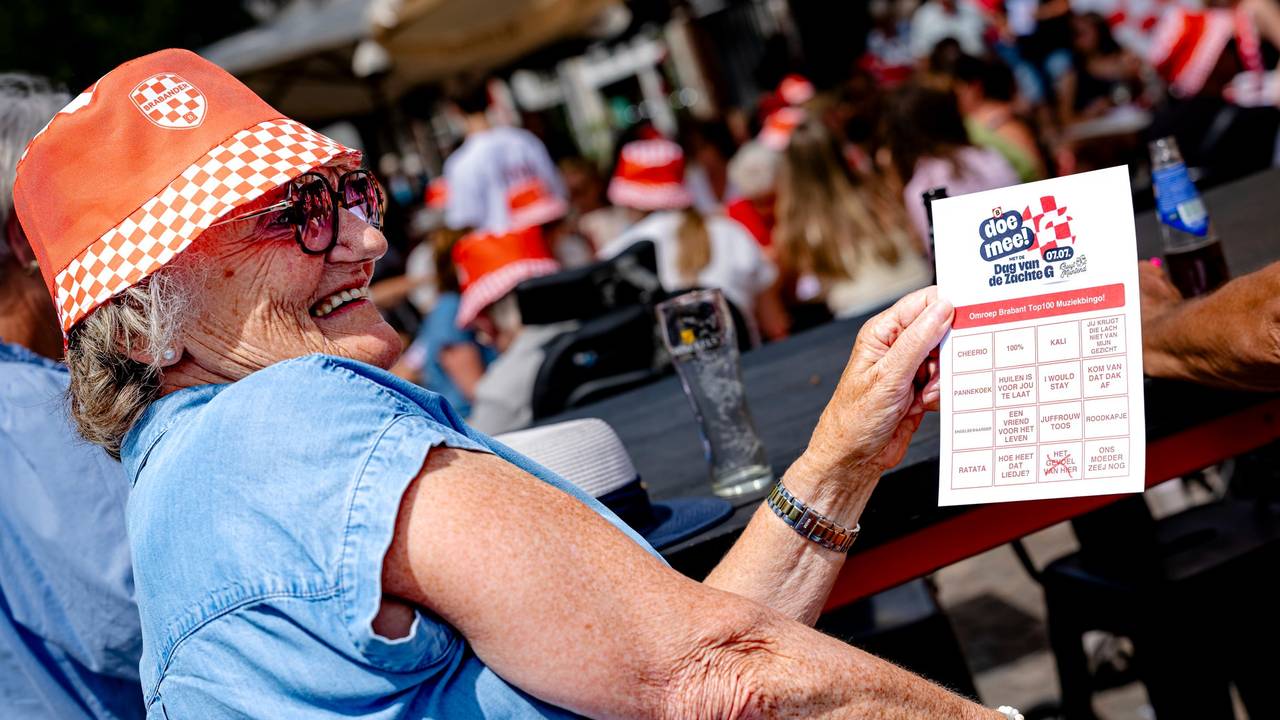 Deze mevrouw moet nog even doorspelen voor een volle bingokaart.