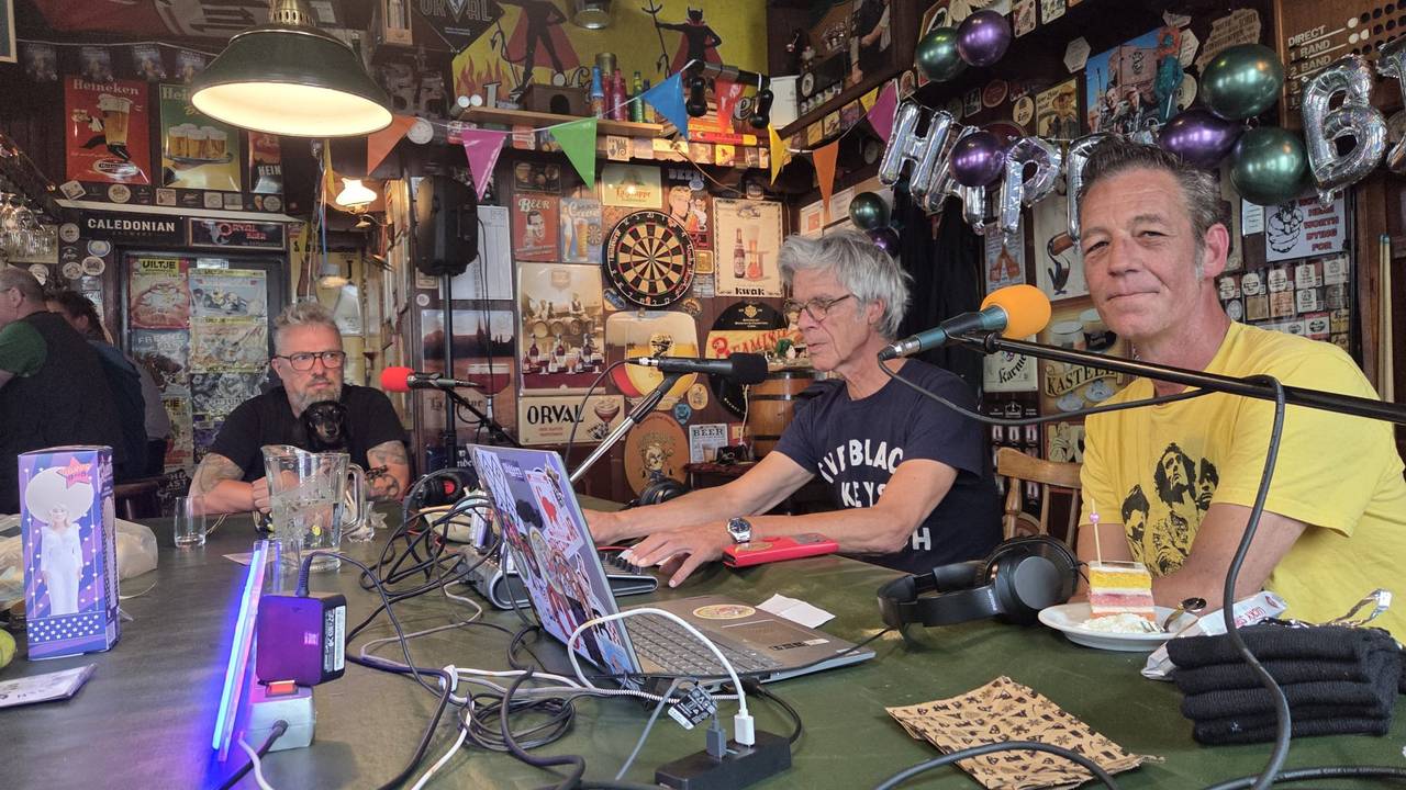 André, Norbert en Paul maken 'Die Zondagochtendshow' in café de Troubadour (foto: Pieter Soethout).