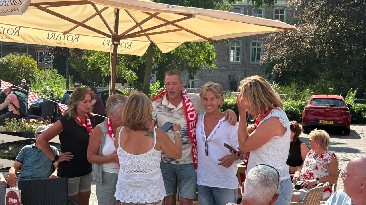 Rene Schuurmans moet met veel mensen op de foto in Gemert.