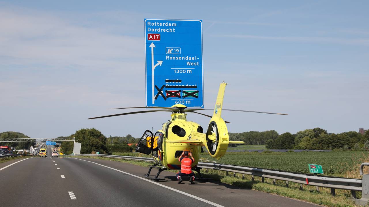 Ernstig gewonde bij ongeval op A58 Roosendaal (foto: Christiaan Traets / Persbureau Heitink).