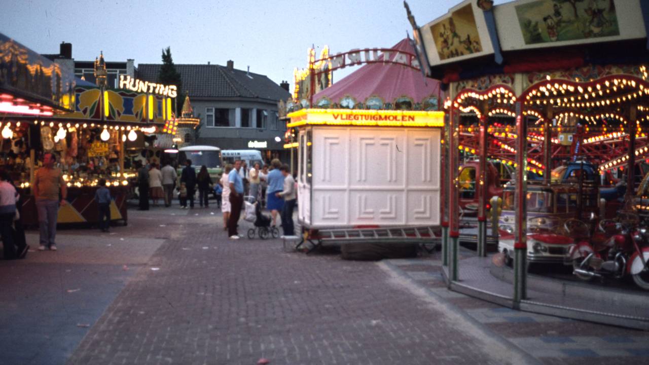 De kermis op het Besterdplein in Tilburg in 1982 (foto:  Foto- en filmcollectie Frans de Kok / Regionaal Archief Tilburg)