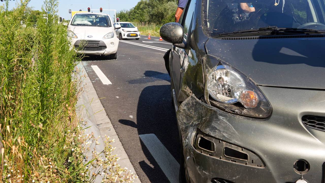 Drie auto's botsen op elkaar, man opgepakt die file omzeilt via fietspad