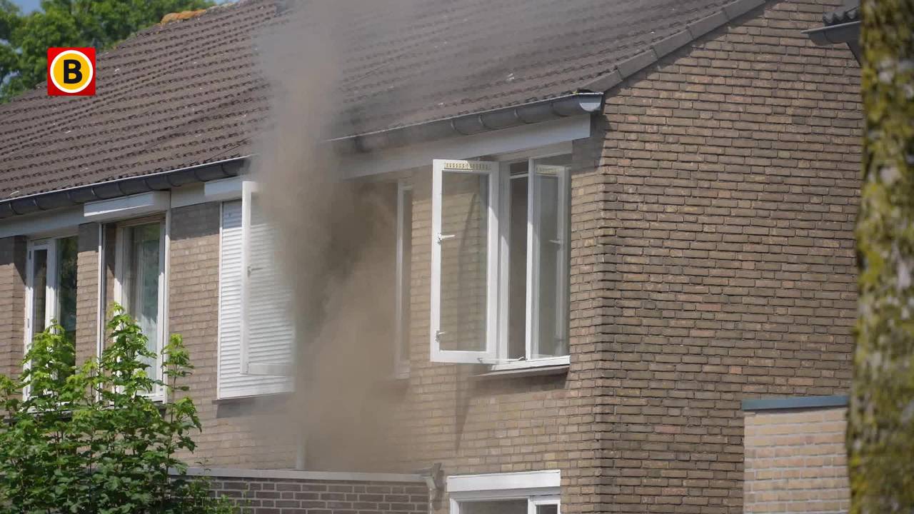 Uitslaande brand in huis in Oss: veel rook, brandweer schaalt op