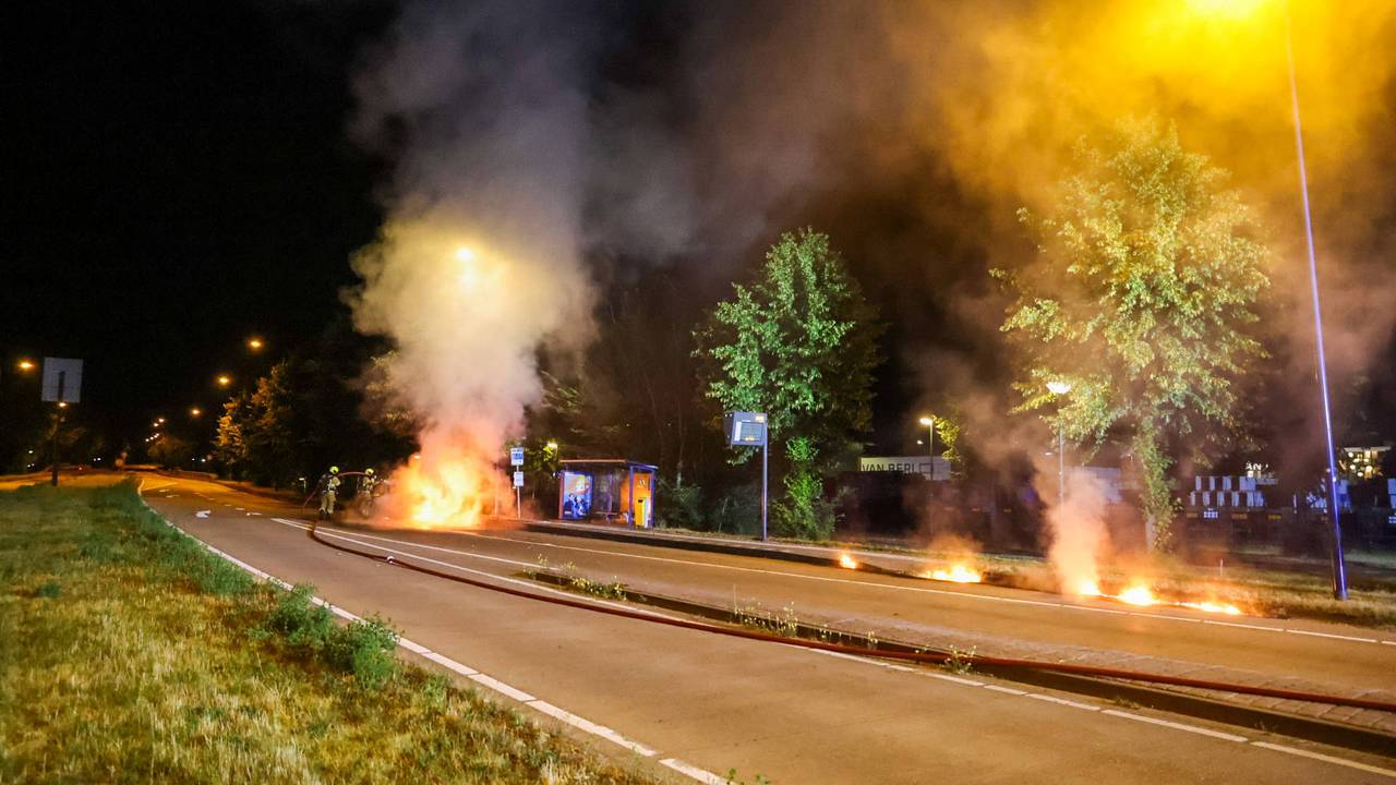 Auto vat vlam tijdens het rijden door Veghel en brandt uit