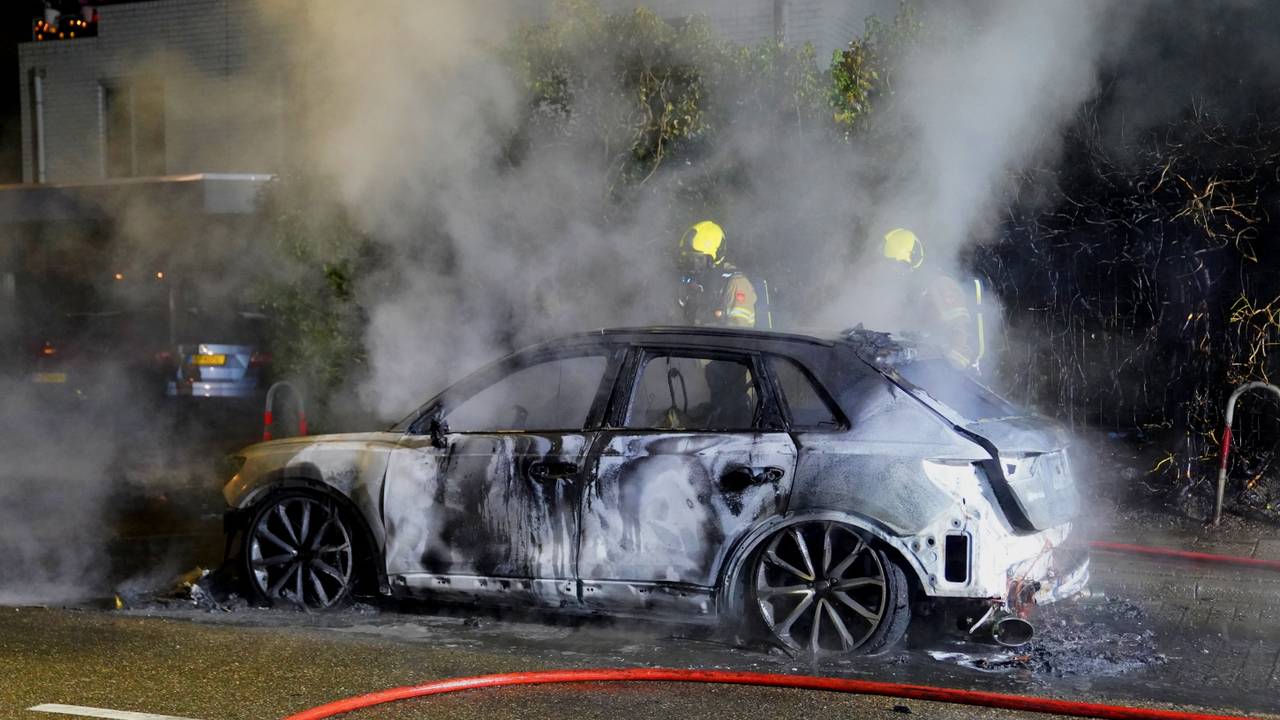 Brand verwoest geparkeerde auto in Den Bosch