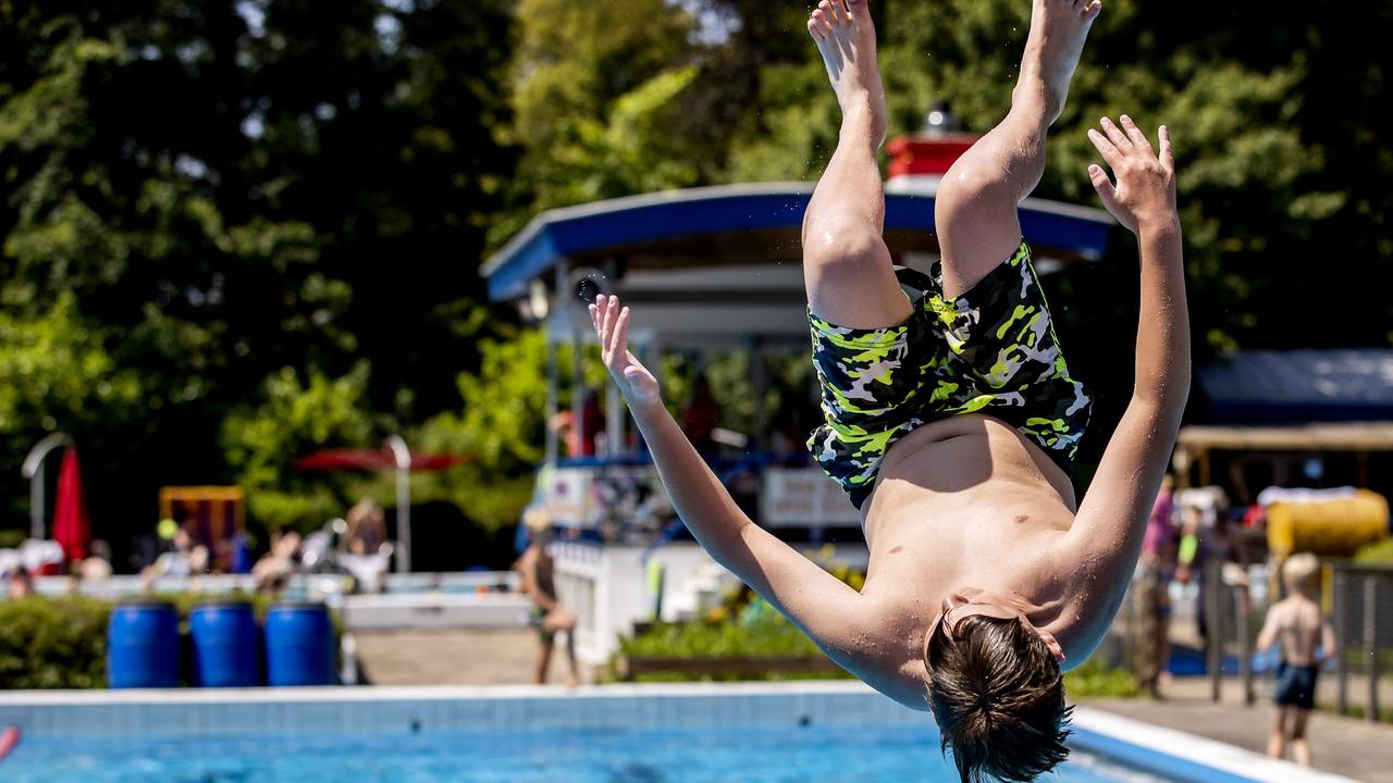 Waterpret bij tropische temperaturen (foto: ANP 2021/Koen van Weel).