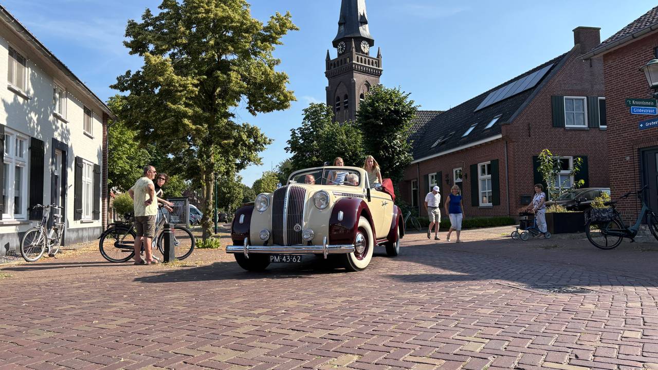 Met een tractor, crossmotor en oldtimer naar de allerlaatste schooldag