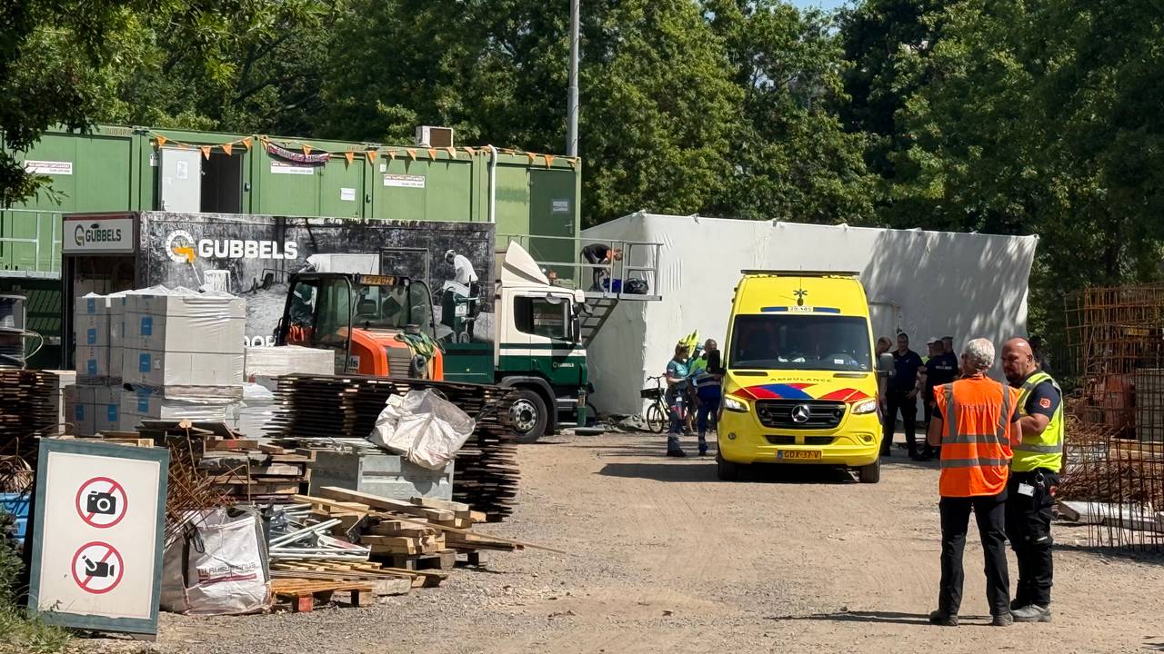 Op een bouwplaats bij de Efteling is een persoon gewond geraakt nadat hij een stroomstoot kreeg (foto: Bart Meesters/Persbureau Heitink).