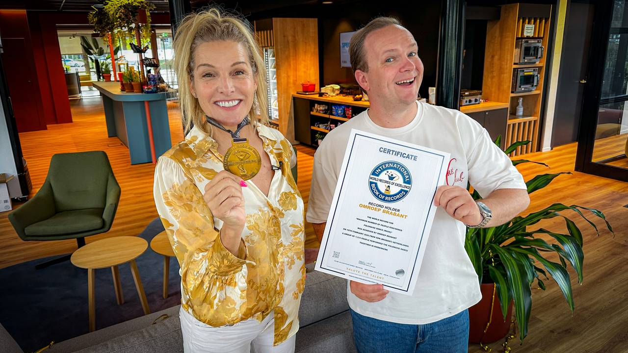 Lucille en Jordy ontvangen vol trots het officieel wereldrecord polonaisedansen. (foto: Nicole Melchers)