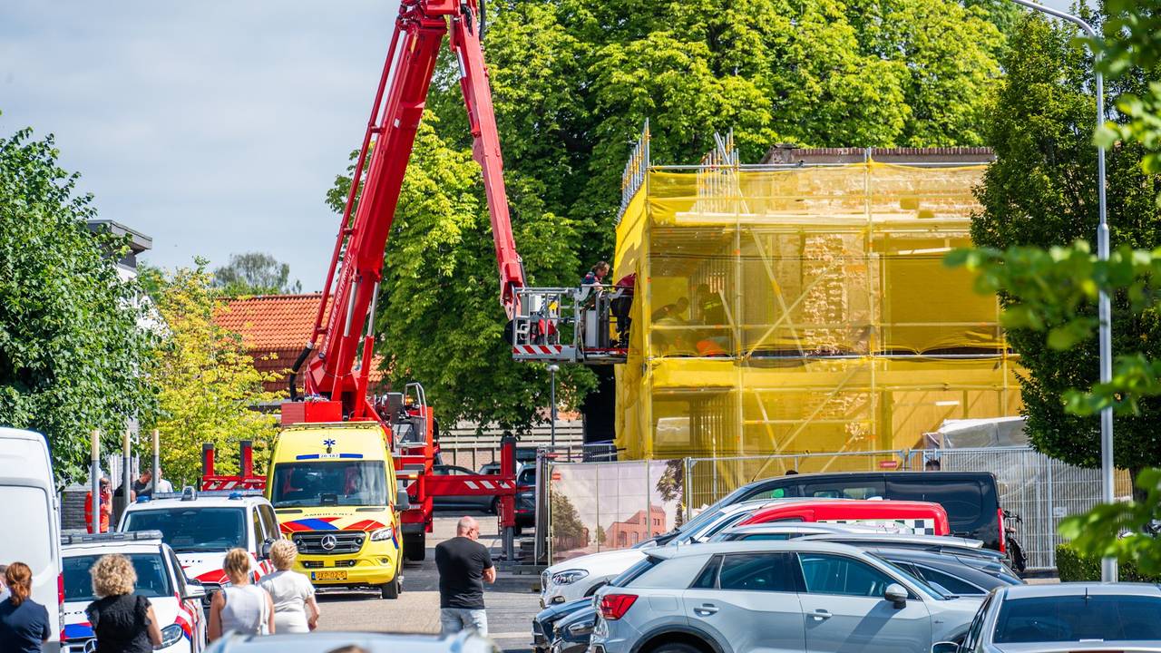 Bouwvakker krijgt zaag in zijn nek, zwaargewond naar ziekenhuis