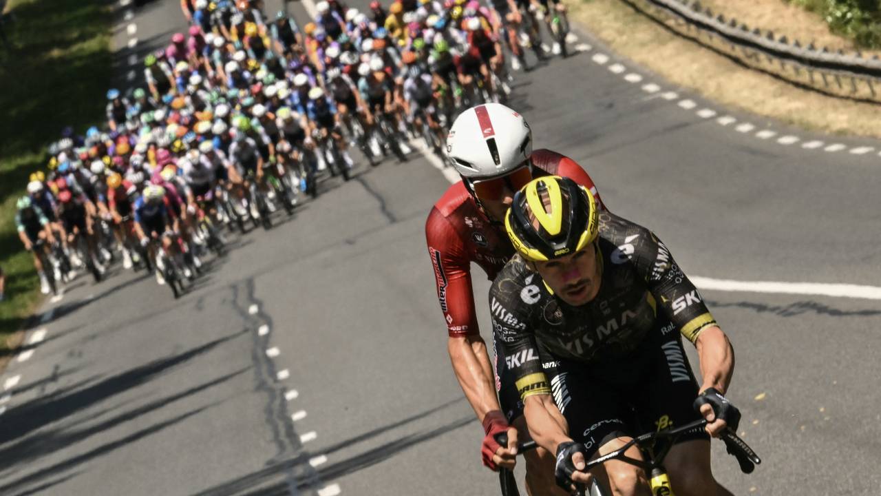 Huub Artz, hier net achter Victor Campenaerts, zat mee in de vlucht van de dag in de Tour de France (foto: ANP).